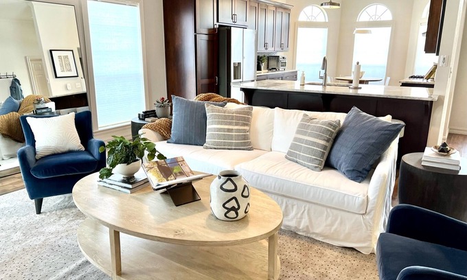 Jenks Casa | Casa Joya - A Jenks Gem Professionally designed three-bedroom luxury home!