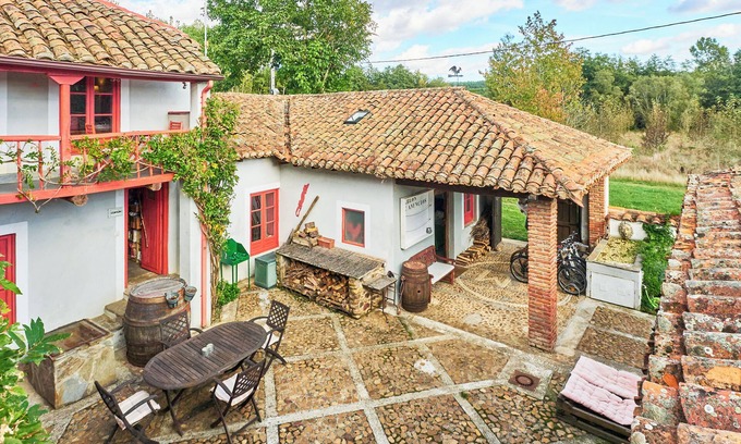 Villamejil Casa | Casa 'La Madrigata' con terraza privada, jardín compartido y Wi-Fi