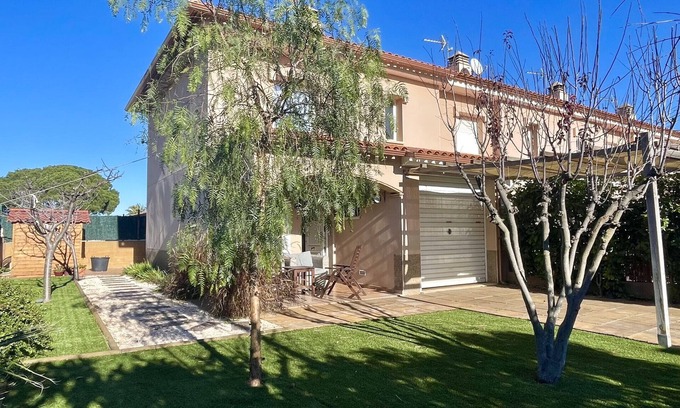 L'Escala Chalet De Esquí | RAMBLA MALLOLS 9, CASA LIA