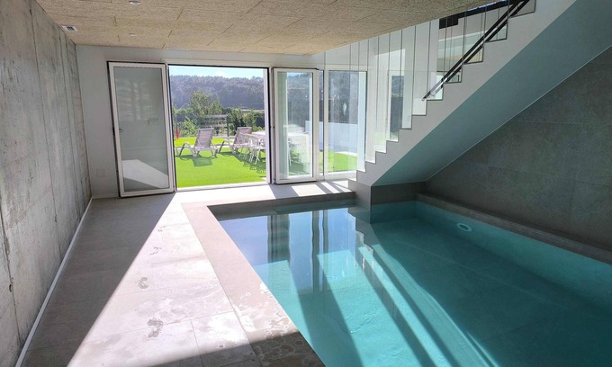 Vimianzo Casa | Casa Manolo de Amparo, con piscina interior climatizada.