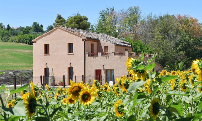 Monsano Casa | CASA MONTEFIORE 13 farmhouse in the Marche countryside