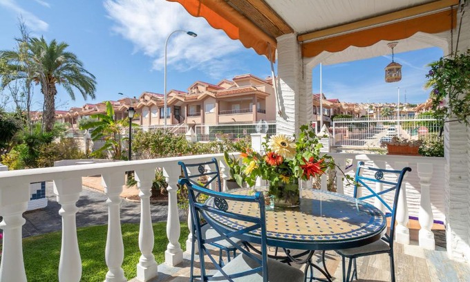 Los Arenales del Sol Casa | Casa Pista