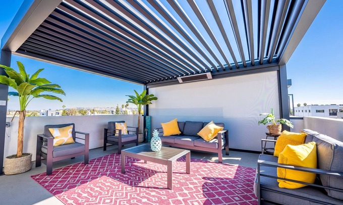 Marina del Rey Casa | Casa Rosada by Oraklus