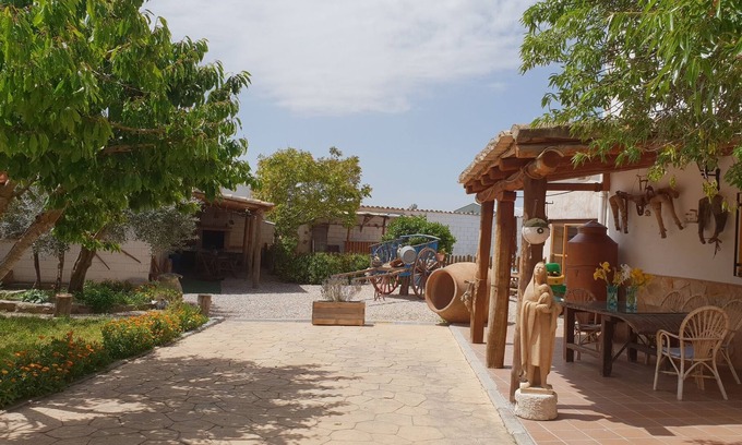 Rozalén del Monte Casa | Casa rural para 12 PAX con BBQ, PISCINA, SALA DE JUEGOS Y JARDÍN