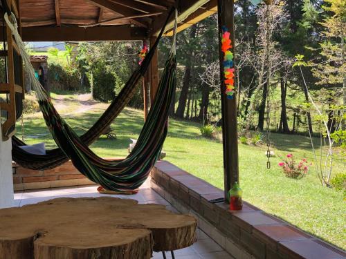 Medellin Casa | Casa Rustica con chimenea en su interior, rodeado de los cuatro elementos tierra, fuego, aire y agua, ubicada en sector tranquilo, para descansar en familia o amigos,