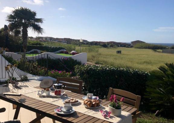 La Ciaccia Apartamento | Casa Su Soli Sardu 10 - Blick aufs Meer vom Swimmingpool!