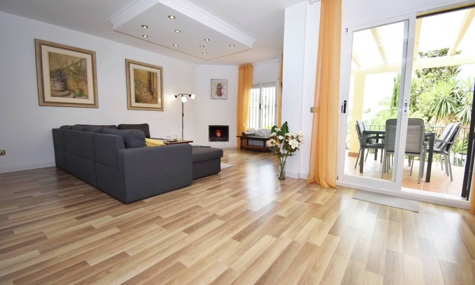 Torreblanca Chalet De Esquí | Casa ToLouise – Apartamento Cerca de la Playa y la Estación de Tren en Fuengirola - por Mediterra Rentals