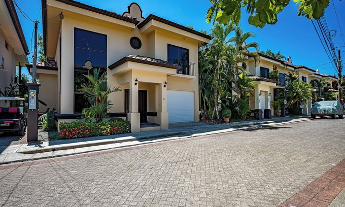 Barrio Santa Lucía Casa | Casa Toucan – Tropical Beachside house in a Gated Community