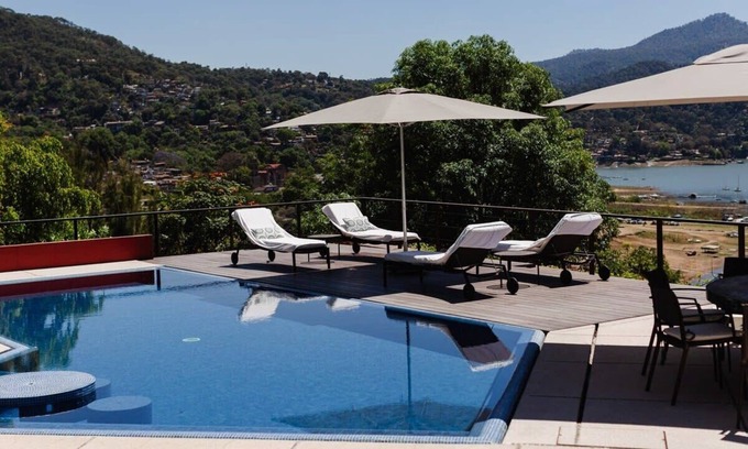 Centro Casa | Casa Tres Árboles: With a view of Valle Lake