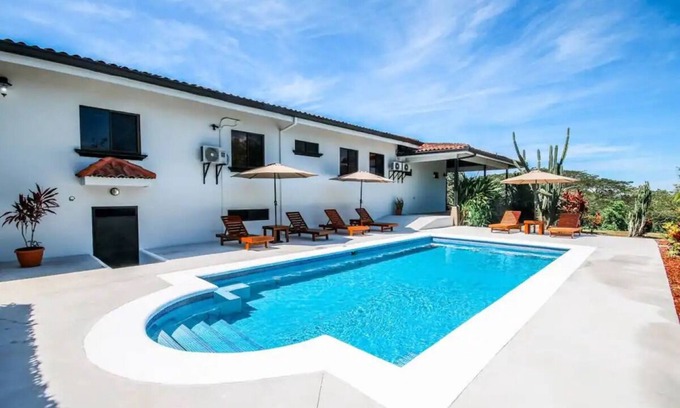 Xihu Villas Casa | Casa Tropical- Secluded Mountain View Pool House