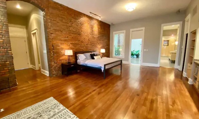 Terre Haute Apartamento | Casa Urbana's - Tuller Primary Suite