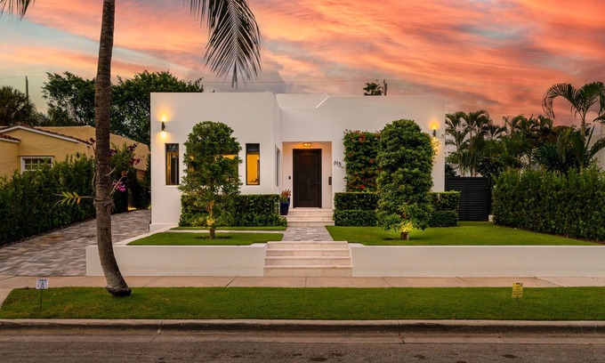 Sunshine Park Casa | Casa Zenhaven - Designer Poolside Haven!