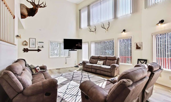 Cascade Cabina | Cascade Cabin Mountain Getaway with Private Beach