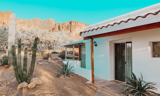 Apache Junction Casa | Casita de vivienda del desierto ubicada en la base de las Montañas de la Superstición.