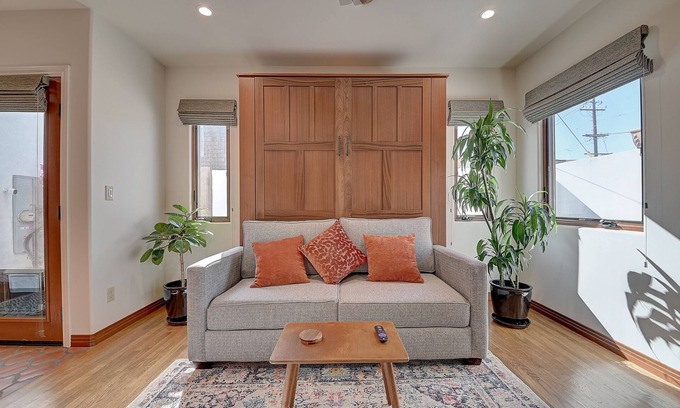 Belmont Shore Apartamento | Casita Granada: Belmont Shore- steps to Second Street + 3 blocks to the beach