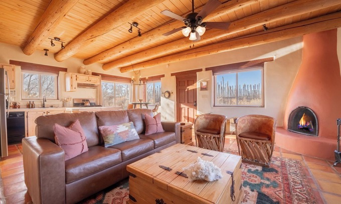 El Prado Casa | Casita Romantica~ Mountain Views~ Kiva Fireplace~ Hot Tub~ 8 mins to Plaza!