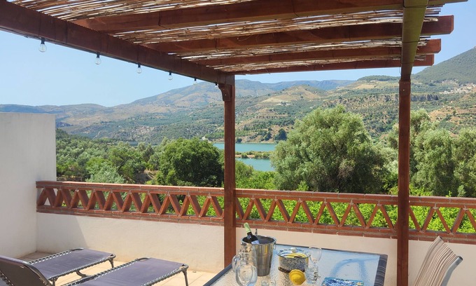 Beznar Casa | Casita with lake view - mountains, coast & city nearby