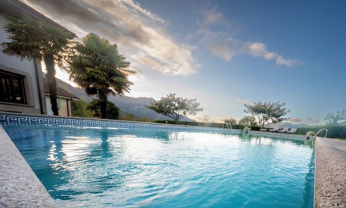 Ampuero Complejo | Casona Cántabra con Piscina, Padel, Mucho Campo y Grandes Espacios Interiores!