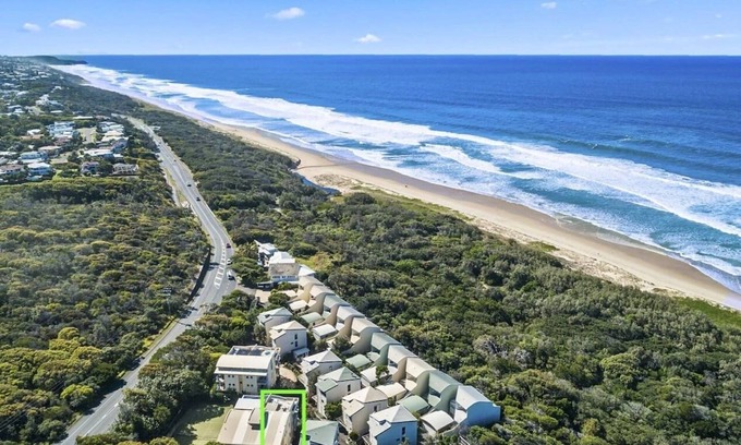 Castaways Beach Condominio | Castaways Penthouse Noosa, Beachfront Pool Views Tennis
