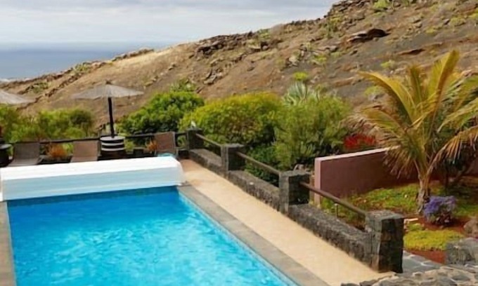 Macher Villa | Castillo Bailey - Sleep in a volcanic cave - Pet friendly