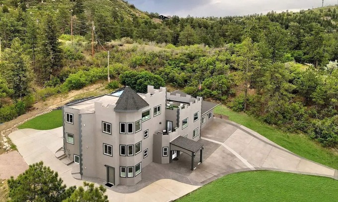 Castle Rock Casa | Castle 10BR 12BD 8BA Accessible CamperParking Shop Golf