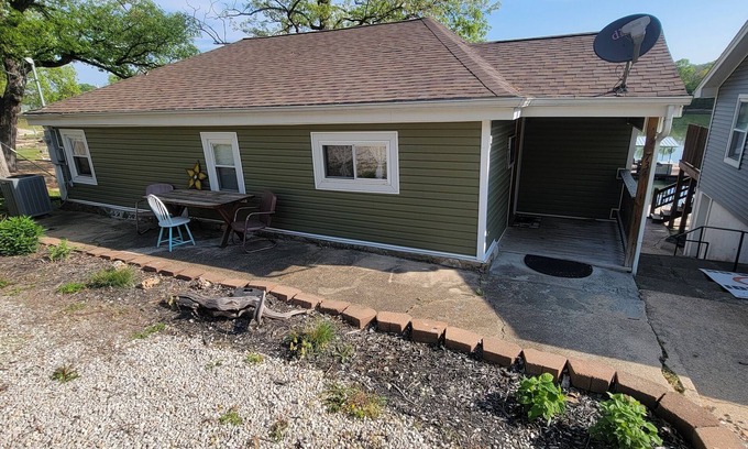 Camdenton Casa | Castle Cliff Cabin - Home on the water- walking distance to Ha Ha Tonka