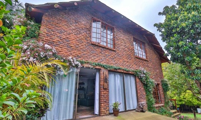 Assagay Chalet De Esquí | CASTLE COTTAGE Self catering fully equipped homely 120sqm double story king bed cottage in a lush green neighborhood