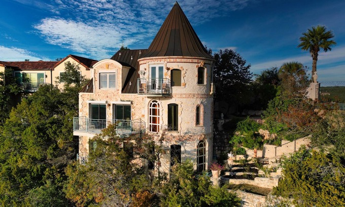 Comanche Canyon Ranch Otro | Castle middle apartment #2 ~ Villa del Sol! Sunset views-main basin Lake Travis!