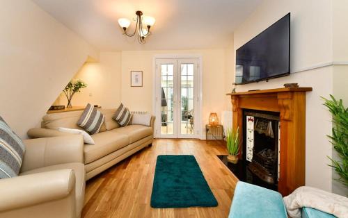 Mumbles Casa | Castle Square Cottage - Beachside Retreat
