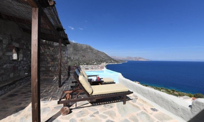 Kokkala Otro | Castlerizaraki