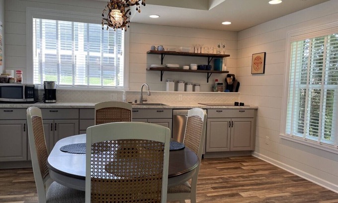 Madison Apartamento | Cattails and Cranes, New Kitchen, Private Patio