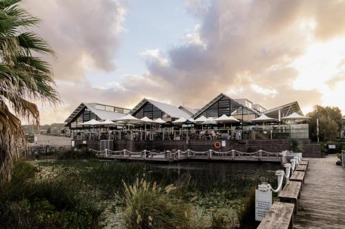 Caves Beach Hotel | Caves Coastal Bar & Bungalows