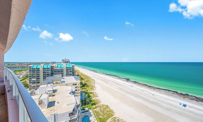 Sand Key Condominio | CBC 1-18C – Beach Front, Pool, Hot Tub, Tennis, Gym & Sauna!