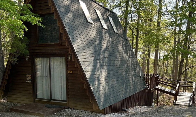 Eckerty Chalet De Esquí | Cedar A Frame Chalet Cabin 2 ubicado en el lago Patoka en el sur de Indiana