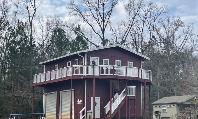 Longview Casa | Cedar Cabin in the Woods - Longview, Tx