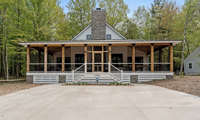 Pentwater Casa | Cedar Creek Cottage, across the street from Lake Michigan