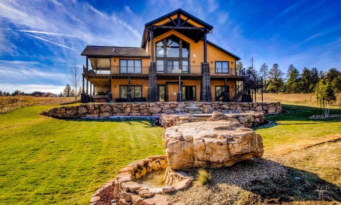 Sturgis Casa | Cedar Lodge on 17