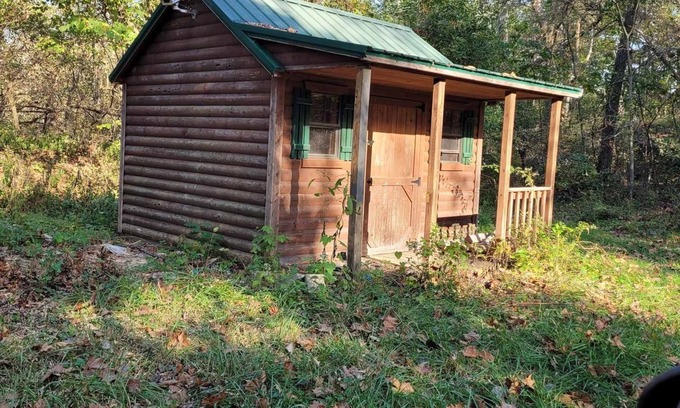 Freedom Cabina | Celtic Glen Farm Stay - Mini Log Cabin