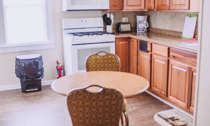 Geneva-on-the-Lake Cabaña | Centro de la Franja sleeps6 1Bedroom 1Bath. Pozo de fuego AC, wifi, cable, Se aceptan mascotas