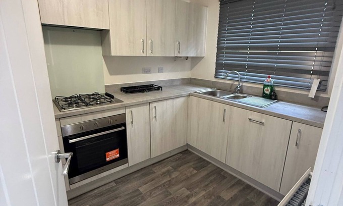 Huddersfield Casa | Central 2 Bed Home - Parking, Ev Point, Garden