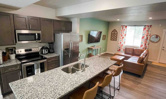 Spokane Apartamento | Central 3/2, garage, private yard, walk to arena, EV charger
