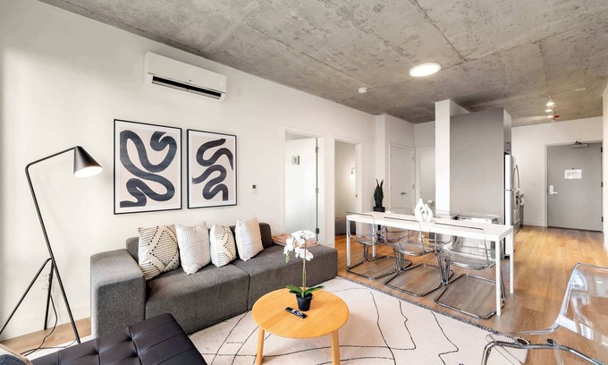 River North Hotel | Central 4BR Apartment – Modern Living in Chicago