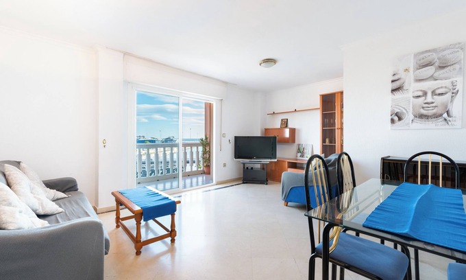 Plaza de Toros Vieja Apartamento | Céntrico apartamento Canales con Wi-Fi, aire acondicionado y balcón; garaje disponible