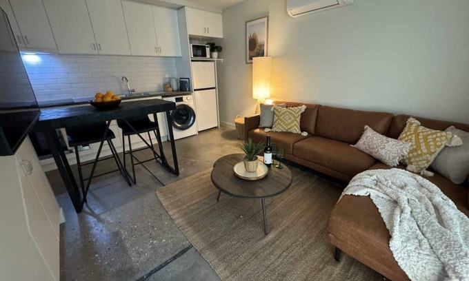 Devonport Apartamento | Central Devonport Loft- A/C Near Ocean & CBD