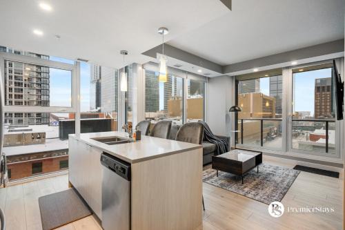 Downtown Edmonton Apartamento | Central Downtown near Rogers Sleeps 6 with Two Queen Beds and Parking