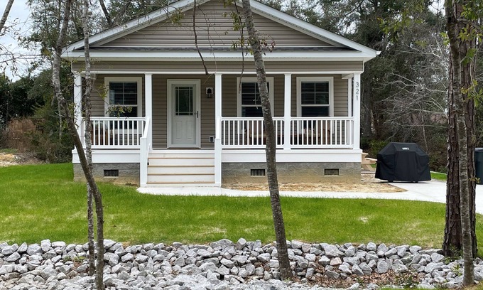 Emerald Isle Casa | Central Emerald Isle, Private Beach Parking