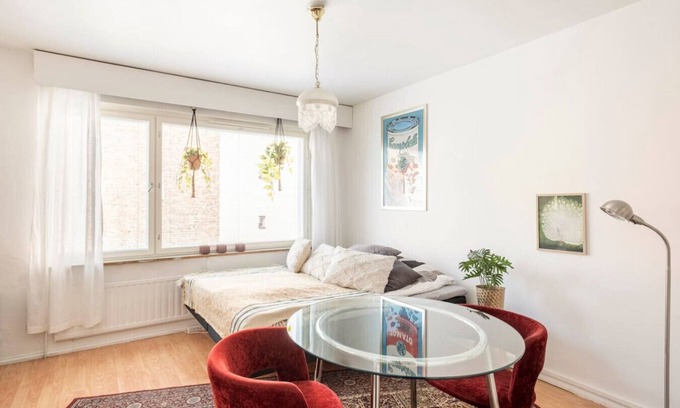 Punavuori Apartamento | Central & Hip w King Bed, 50m tram & bus, Netflix