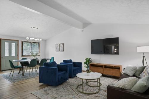 West Omaha Casa | Central Location - 2 living spaces & covered patio!