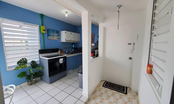 Santurce Apartamento | Central location apartment with WiFI + AC