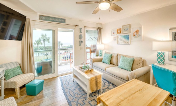 Isle of Palms Villa | ¡Villa central y moderna con hermosas vistas al mar y piscina comunitaria y parrillas!